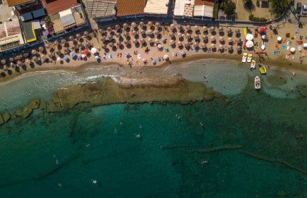 Family seaside Kladissos Villa with private heated pool! - Photo 63