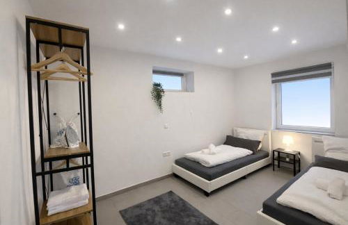 STN Apartment Suite - Ferienwohnung mit 2 Schlafzimmer & Parkplatz, Highspeed WLAN, Fußbodenheizung & Netflix Premium, Zentral zu Audi & Schwarz Gruppe - Foto 2