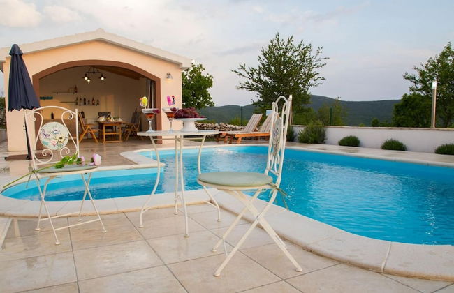Peaceful Escape With Mountain Views, Heated Pool and Modern Amenities in Radošić - Foto 18