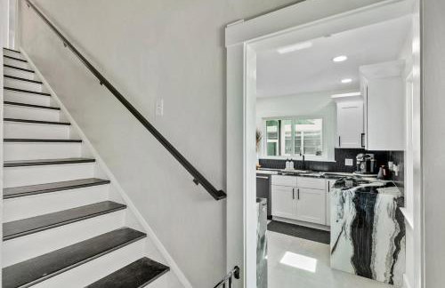 Historic Waterfront estate With Yard & Modern Kitchen - Foto 29