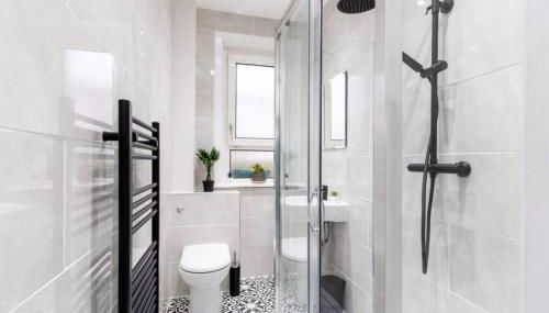 Cheerful 2 Bedroom Homely Apartment, Sleeps 4 Guest Comfy, 1x Double Bed, 2x Single Beds, Free Parking, Free WiFi, Suitable For Business, Leisure Guest, Contractors, QE Hospital, Glasgow, Near Airport & City Centre, Perfect For Common Wealth Games 2026 - Foto 5