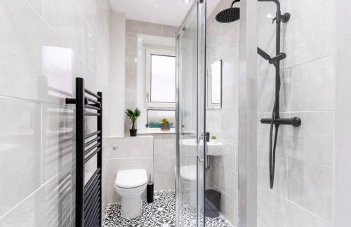 Cheerful 2 Bedroom Homely Apartment, Sleeps 4 Guest Comfy, 1x Double Bed, 2x Single Beds, Free Parking, Free WiFi, Suitable For Business, Leisure Guest, Contractors, QE Hospital, Glasgow, Near Airport & City Centre, Perfect For Common Wealth Games 2026 - Foto 5