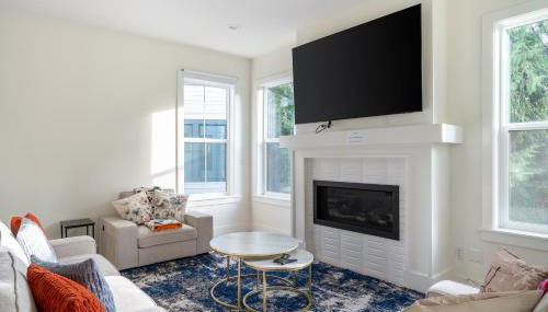 Elegant 3-Story House with Private Backyard in WA - Photo 5