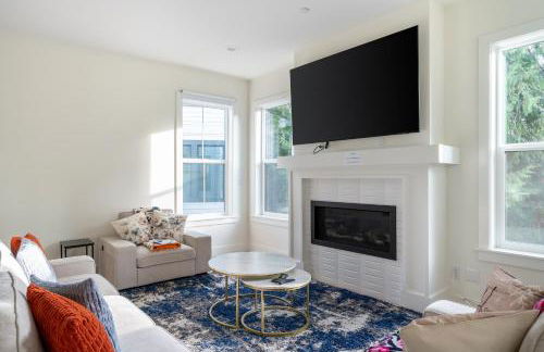 Elegant 3-Story House with Private Backyard in WA - Photo 5