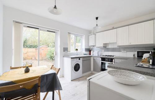 Experience Surrey 2Bed Home in Walton with Parking - Pass the Keys - Foto 4