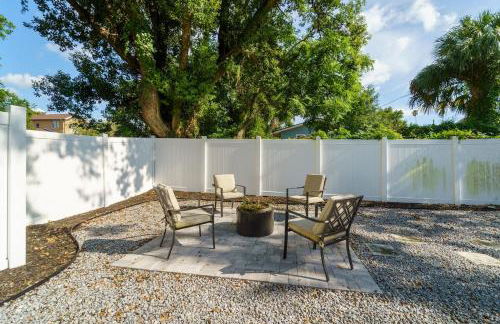 Cozy bungalow with Luxe Yard, Firepit, Pergola Area - Foto 6