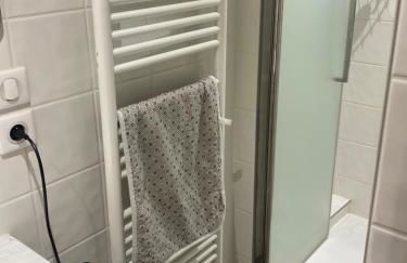 Méribel 2 pièces avec cabine, centre, proche commerce et pistes avec parking et wifi état neuf - Foto 24