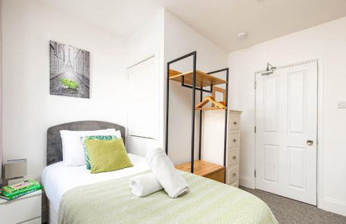 NEW Groups & Contractor Stays-5Bed-2Bath-Parking-By FabAccommodation - Foto 7