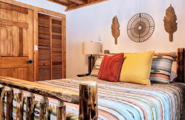 Stylish Forest Lodge with Large Hot Tub, Firepit and Fireplace minutes to Gore Mountain - Foto 34