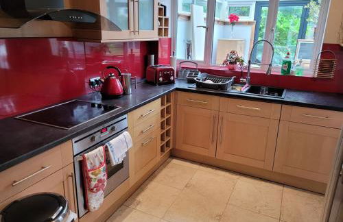 The Holbein Three bedroom home near tilgate park private parking and garden - Foto 14