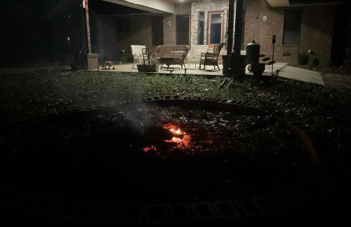 Quiet Forest Vacation home on a Private Road with Spacious Patios, Fire pit, Pet friendly and a Private pool - Foto 57