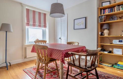 Chic 2-bedroom townhouse in vibrant Abergavenny - Foto 2