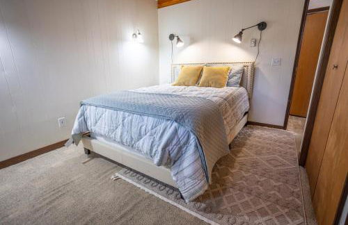 Mt Rainier!Best place to stay with family and friends! Sleeps10!4B 2B Home! Hottub!PondView!Paradise! - Foto 26