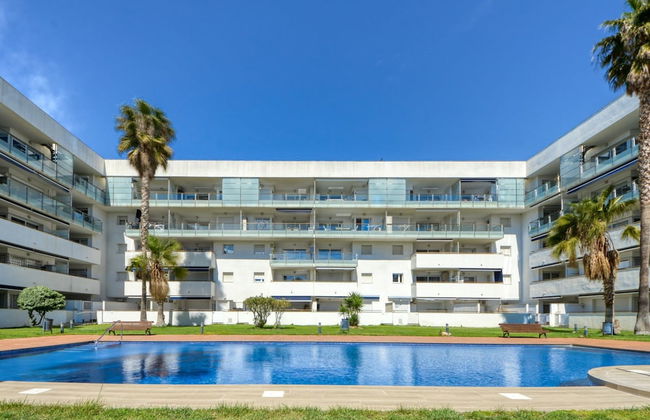 Charming Apartment With Patio - Photo 26