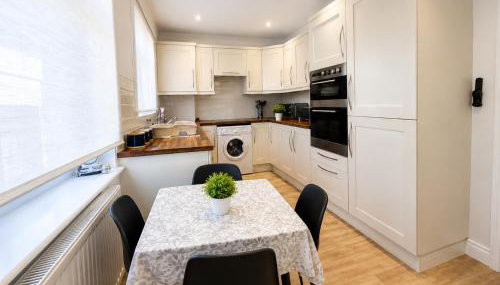 2 Bedroom-House-Sleeps 5 In Front Horley Station -Near Gatwick Airport - Foto 5
