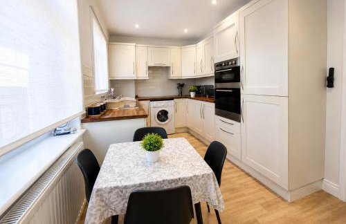 2 Bedroom-House-Sleeps 5 In Front Horley Station -Near Gatwick Airport - Foto 5