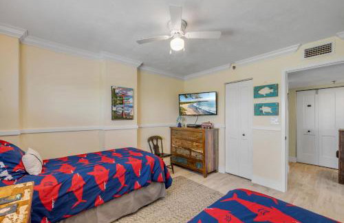 New dog-friendly Listing! Updated direct oceanfront with spacious balcony and heated pool - Foto 19