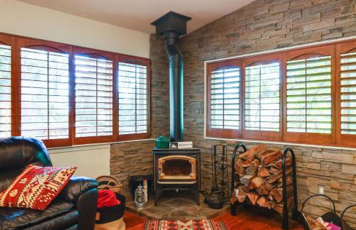 Cozy Mi-Wuk Village Cabin with Deck! - Foto 5