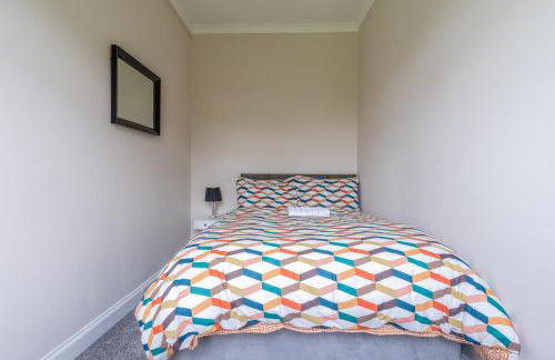 4 Bedrooms Homely House - Sleeps 6 Comfortably with 6 Double Beds,Glasgow, Free Street Parking, Business Travellers, Contractors, & Holiday-Goers, Near All Major Transport Links in Glasgow & City Centre, Perfect for Common Wealth Games 2026 - Foto 42