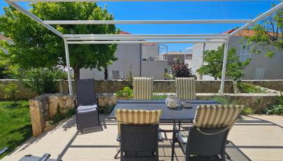 Sunny Lena Premium Family Apartment with Garden, Close to Beach & Pool - Photo 2