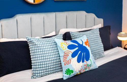 Spacious Luxury Villas in the heart of LA! Free parking and Jacuzzi - Photo 10