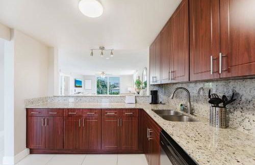 Across from Beach | Balcony • Pool • Parking • 2BR - Foto 18