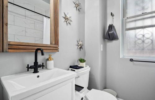 Luxury Living: Grand 7BR/5BA near Everything - Photo 34