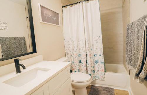City Retreat - 4 Bedroom Oasis with King & Private Yard near Downtown - Foto 26