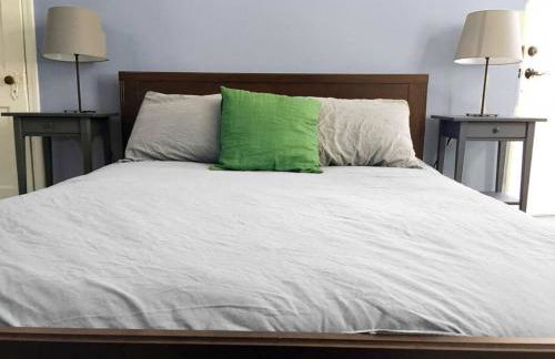 Cozy Apt in Walkable Area Downtown with Parking - Foto 7