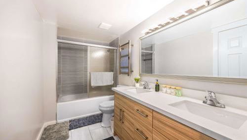 Spacious 2BR Home Backyard Parking & UW - Foto 4