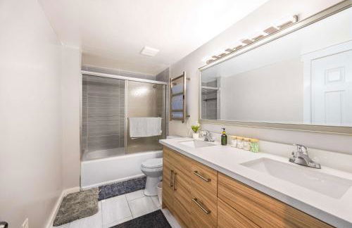 Spacious 2BR Home Backyard Parking & UW - Foto 4