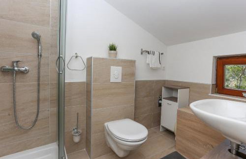 Waterfall House Getaway - Photo 14