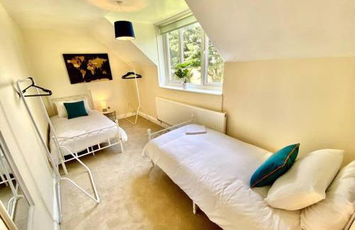 EasyRest - Spacious Detached House - 10 Beds - 5 Bedrooms - 4 Bathrooms - Secure Parking 5 Vehicles - Excellent Road Links - Perfect for Contractors & Large Groups - Foto 13