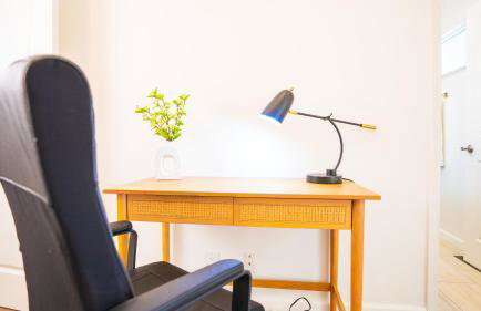 Grand Lux 4BR Prime Location & Serene Yard - Foto 8