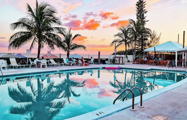 NEW Stunning Beachfront Condo at the Coral Beach - Foto 27