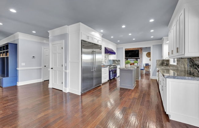 7BR Lakefront Haven Pool Hot Tub Gated 4acres - Foto 26