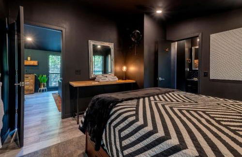 Modern Forest Cabin with Hot Tub, Screened Porch & Resort Access Near Hedgesville, WV - Foto 18