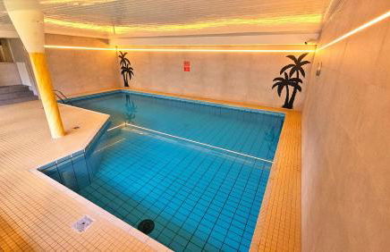 Winterberg Appartement 6 Pers aan Skilift grootste Skigebied nabij Bikepark Unieke locatie met zeer rustige tuin in het bos en het gezellige centrum leuke cafes restaurants en gratis zwembad sauna relax speelruimte parkeerplaats naast Der Brabander - Foto 63