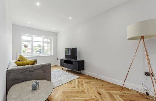 Prime Location 4-Bed Home in Croydon with Parking - Foto 15