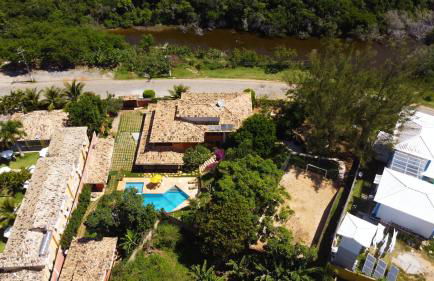 Belíssima Casa com extensa área externa - piscina, sauna, churrasqueira e campo de futebol - com 5 suítes e a 500 metros da Rua das Pedras - Foto 4