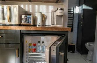 Luxury tiny house with hot tub and private deck! - Foto 12