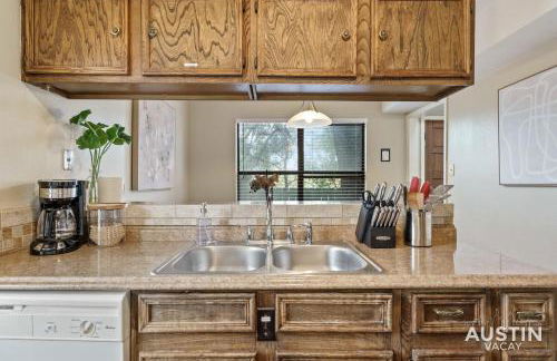 Walk to Zilker Patio w a View Elevated Balcony - Photo 16