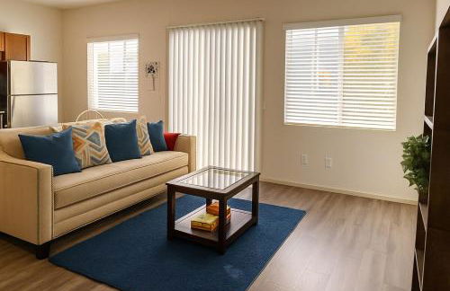 2 Bedroom Villa, Dog Park, Lake, WiFi, Laundry , Pool - Photo 14