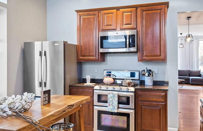 Massive Downtown Area Home... sleeps 14 - Photo 9