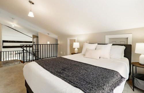 Soaring 2BR Parkside Loft Walkable to it All - Foto 24