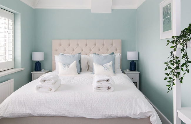 Bright Modern 4 br House 100 Metres From Beach - Photo 2