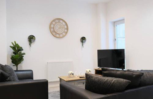 Prime Location - 4 Bedroom 3 Bathroom House - Sleeps up to 8 - Free Parking, Fast Wifi, Balcony, Smart TV and Private Garden by Yoko Property - Foto 20