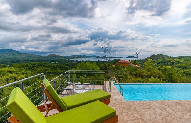 Modern Hillside Home with Sleek Interiors and Panoramic Poolside Views - Foto 1