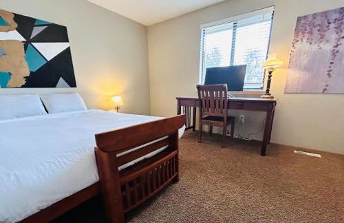 Luxe on Penn Family Friendly, Toddler amenities, baby proof with baby gate, toys, bath toys, cups and plates, Separate Workstation with Desk and Monitor, located in desirable SE Boise next to the Greenbelt and Boise River - Foto 16