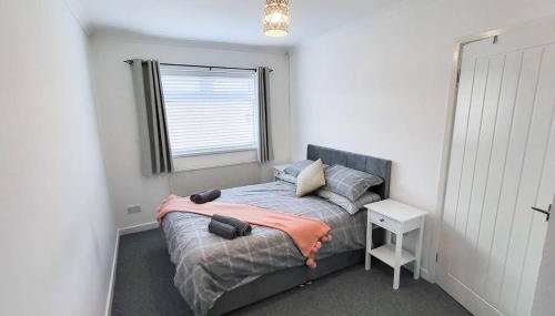 Lovely & modern 2-Bedroom Flat above shop in Tonteg - Foto 3